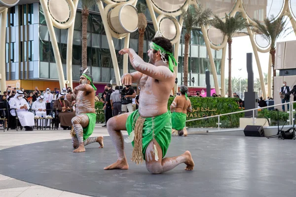 Expo 2020 Dome Aborigine Tänzer Die Wenig Licht Mit Korn — Stockfoto