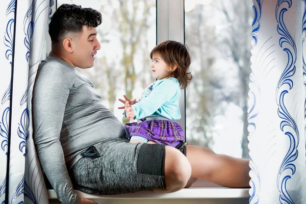Ein Vater Aus Nächster Nähe Mit Seiner Tochter Die Fenster — Stockfoto