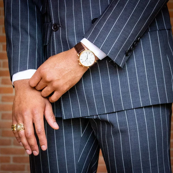 Primer Plano Hombre Hermoso Traje Azul Con Reloj Pie Frente —  Fotos de Stock