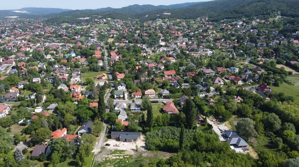 Drone Aéreo Tiro Bela Cidade Sopé Das Colinas Com Casas — Fotografia de Stock