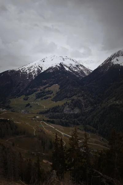 Tiro Misterioso Vertical Das Montanhas Com Picos Cobertos Neve Sob — Fotografia de Stock