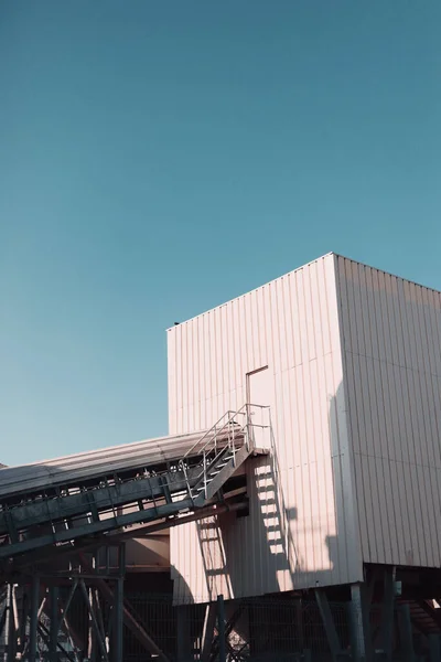 Plan Vertical Bâtiment Industriel Blanc Avec Escalier Métallique Contre Ciel — Photo