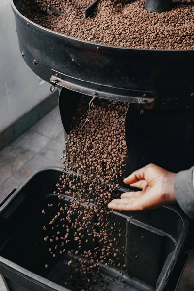 Roasting coffee beans with roaster machine