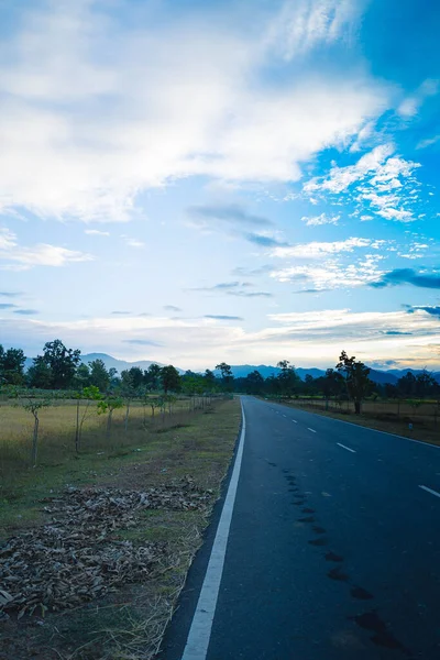 Belo Tiro Uma Estrada Sob Céu Azul — Fotografia de Stock