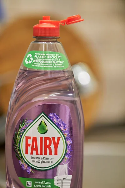 一个特写镜头的开放瓶仙女品牌洗涤剂与薰衣草香味在水槽 — 图库照片