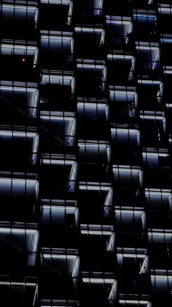 Plano Vertical Una Ventana Cristal Del Edificio Ilumina Por Noche —  Fotos de Stock