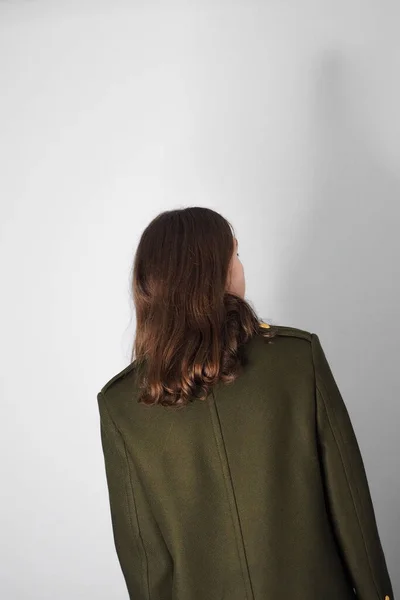Närbild Flicka Fashionabla Kläder Poserar Mot Grå Vägg — Stockfoto