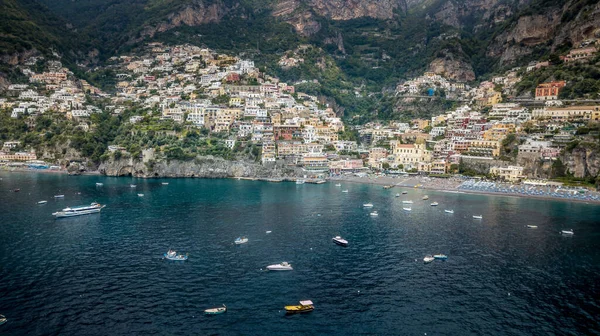 Talya Yeşillik Binalarla Kaplı Kayalık Amalfi Sahillerine Karşı Mavi Denizin — Stok fotoğraf