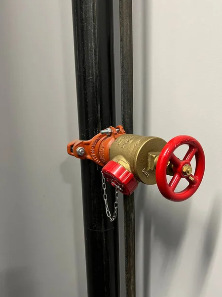 建物内の消防署管接続部の閉鎖ショット — ストック写真
