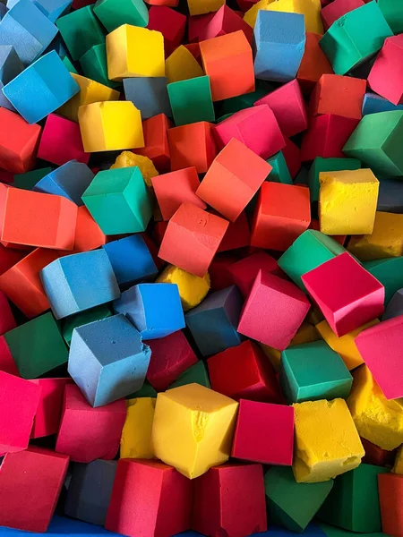 Çukurdaki Renkli Yumuşak Köpüklü Oyun Alanı Küplerinin Dikey Görüntüsü — Stok fotoğraf