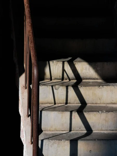 石の階段の近くの錆びた手すりの垂直ショット — ストック写真