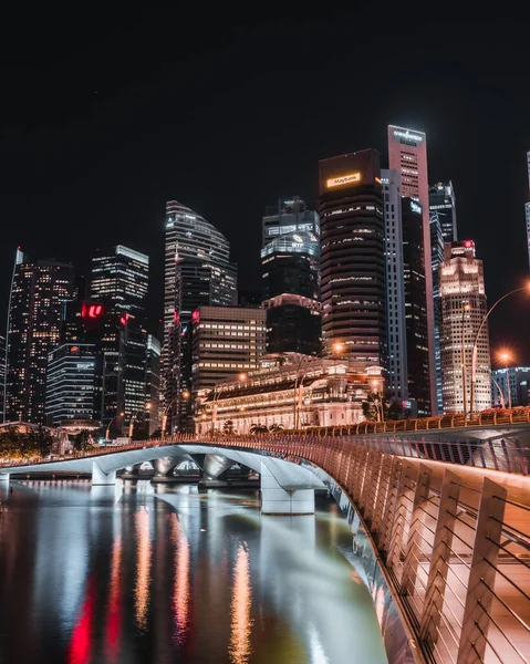 夜のジュビリー橋とシンガポールのスカイラインの美しいショット — ストック写真