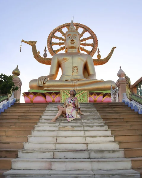 Büyük Buddah Koh Samui Tapınağındaki Sarışın Beyaz Kadın — Stok fotoğraf