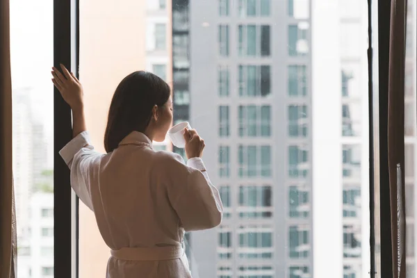 Thailändsk Kvinna Badrock Dricker Kaffe Och Beundrar Landskapet Ett Hotellrum — Stockfoto