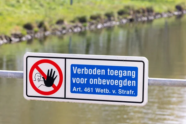 Крупный План Белого Знака Голландским Текстом Синем Прямоугольнике Запрещающим Доступ — стоковое фото
