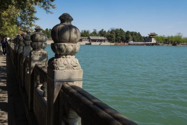 Köprüden güzel bir göl görüntüsü.