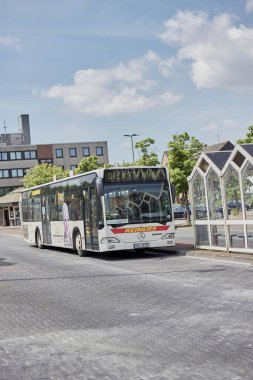 Otobüs durağındaki bir otobüs parkının dikey görüntüsü.