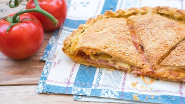 Geleneksel turta, ahşapla kaplanmış pizza.