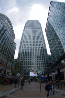 Canary Wharf, Londra, İngiltere 'deki One Canada Meydanı' nın dikey balık bakışı görüntüsü.