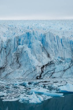 El Calafate, Arjantin 'deki karlı dağların yakınında buzdağlarının ve buzulların dikey görüntüsü.