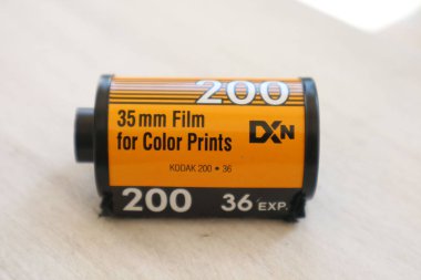 Kodak Kodacolor 'un yakın plan çekimi. Beyaz arka planda 200 asa 35 mm kamera filmi.