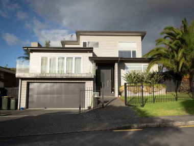 Garajlı banliyö evi manzarası. Auckland, Yeni Zelanda - 20 Mayıs 2022