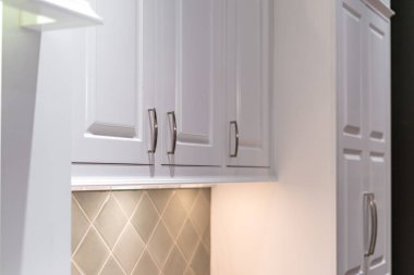 Bir evin modern iç mekanına yakın çekim.