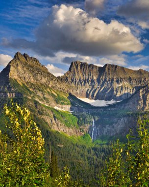 Dağlık bir manzaranın güzel bir görüntüsü.