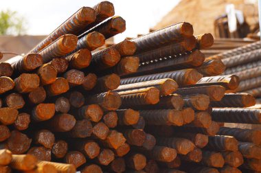 Takviye demir inşaat sahasında montaj için hazır. Paslı ve güneşli.