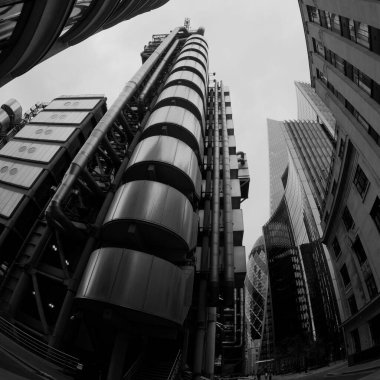 Lloyd 'un Londra, İngiltere' deki binasının düşük açılı balık bakışı görüntüsü.