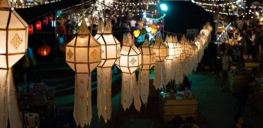 Tayland 'da gece pazarında asılı bir dizi fener.