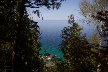Gün ışığında berrak gökyüzünde güzel bir deniz manzarası.