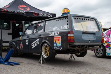 Yarış pistinin 240 serisinin siyah Volvo modeli 242