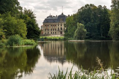 Pszczyna kalesinin ya da Pless kalesinin göldeki yansıması.