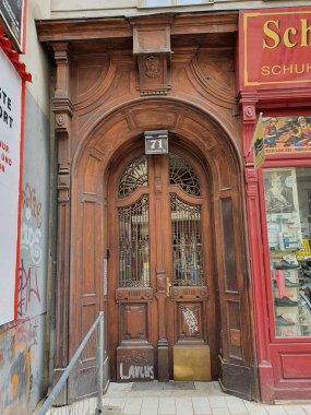 Viyana 'da güzel bir eski ahşap kapının dikey çekimi. Austra.