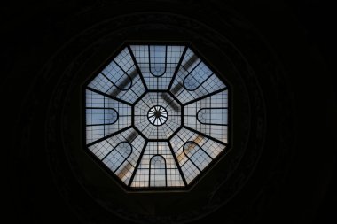 Düşük açılı cam tavan şekli.