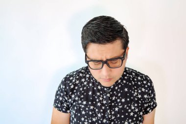 Gözlüklü üzgün bir genç adam.