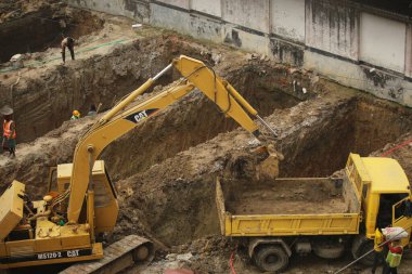 09-Aralık-2020, Bangladeş, Dhaka. Kazı çalışmalarına devam ediliyor..