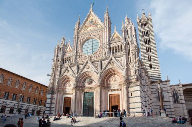 Güneşli bir günde Siena Katedrali 'nin önündeki turistler