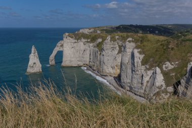 Fransa 'nın Etretat kentindeki güzel dağların alçak açılı görüntüsü.