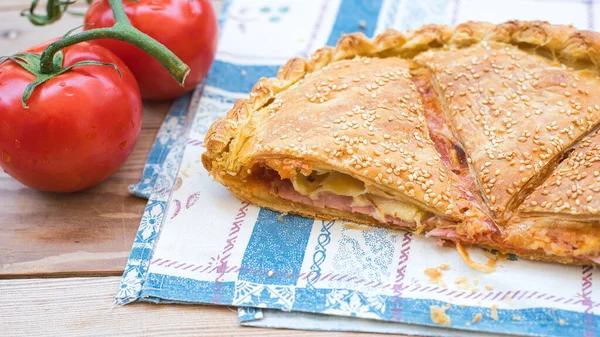 Geleneksel turta, ahşapla kaplanmış pizza.