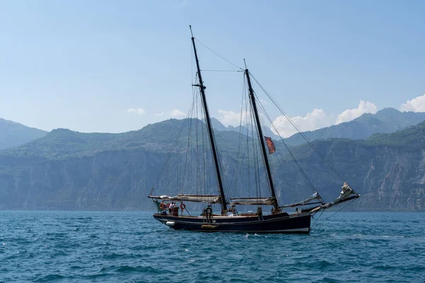 Hermoso Tiro Barco Navegando Lago Garda Luz Del Sol Brillante — Foto de Stock