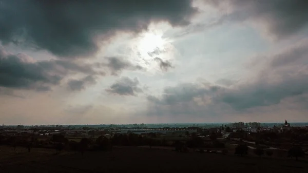 Une Vue Spectaculaire Ciel Avec Énormes Nuages Une Lumière Qui — Photo