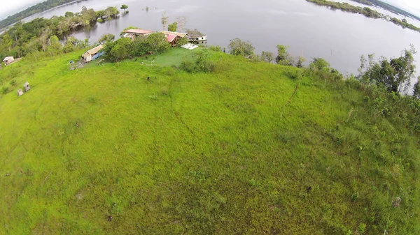 宇多摩川のほとりに木や農村の家がある緑の土地の空中ショット ブラジル — ストック写真