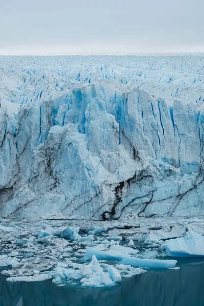 Een Verticaal Schot Van Ijsbergen Gletsjers Het Water Bij Besneeuwde — Stockfoto