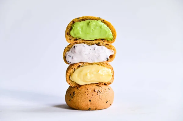 異なる味とカラフルなクリームを持つクッキーのクローズアップショット — ストック写真