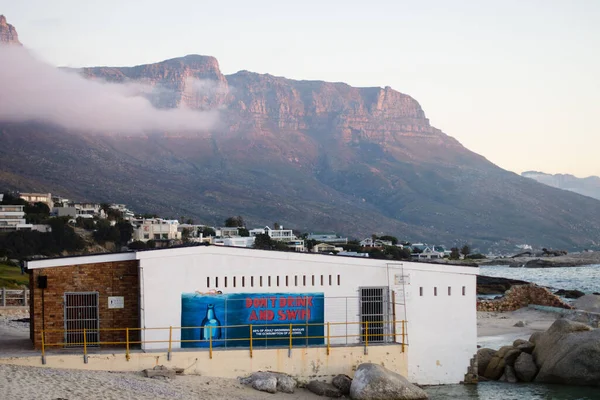 Naturskön Bild Camps Bay Tidvattenspoolen Och Tolv Apostlar Berg Bakgrunden — Stockfoto