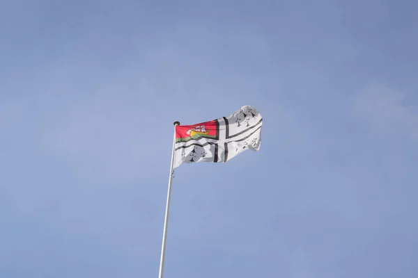 Tiro Ângulo Baixo Bandeira Nantes Acenando Fundo Céu Brilhante Azul — Fotografia de Stock