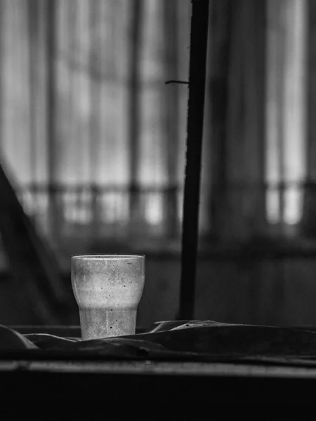 Egy Koszos Ivópoharat Egy Fekete Fehér Lost Place Hotelben — Stock Fotó