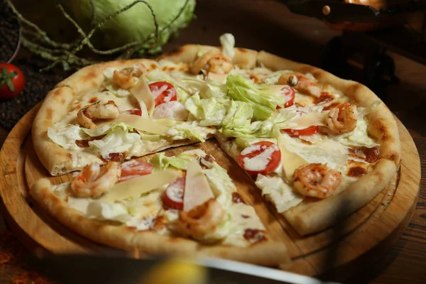 Uma Pizza Fatiada Com Camarão Repolho Parmesão Uma Bandeja Madeira — Fotografia de Stock